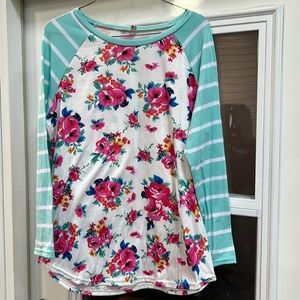Adorable women’s floral and striped boutique shirt size 2XL